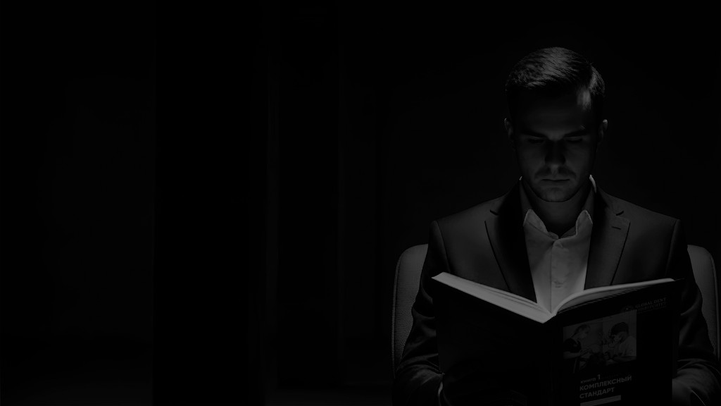 Руководитель изучает пособие Global Dent University